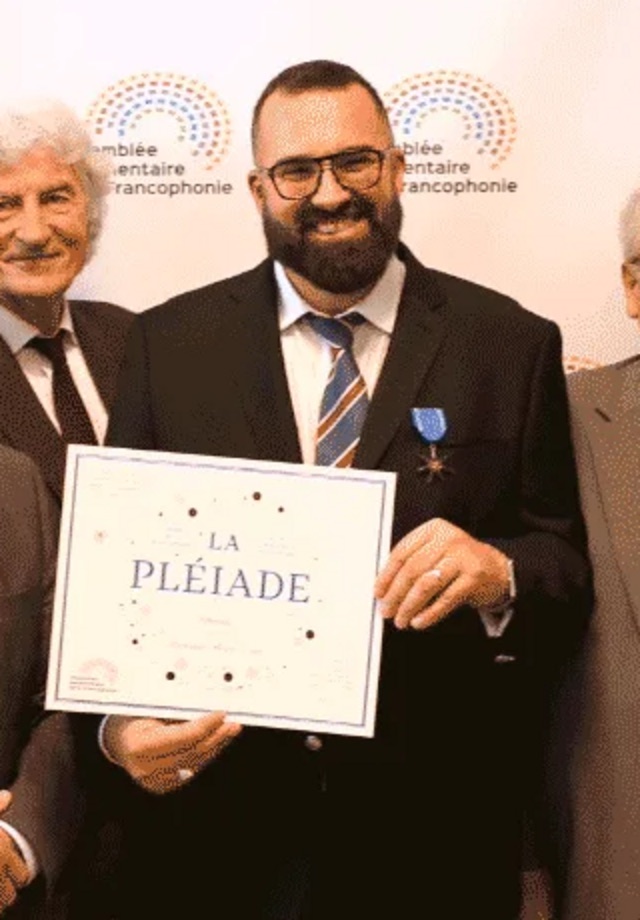 Hervé Diaz, fondateur de l'ESEAD, recevant l'ordre de la Pléiade à l'Assemblée parlementaire de la Francophonie